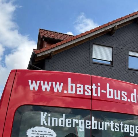 Instagram-Beitrag von SPD Ense: Heute war der Basti-Bus bei uns in Ense – und 12 Kinder hatten jede Menge Spaß beim KiFF-Programm! �